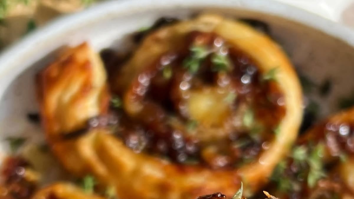 Caramelized Onion, Brie & Fig Puff Pastry Pinwheels – 85-Minute Recipe
