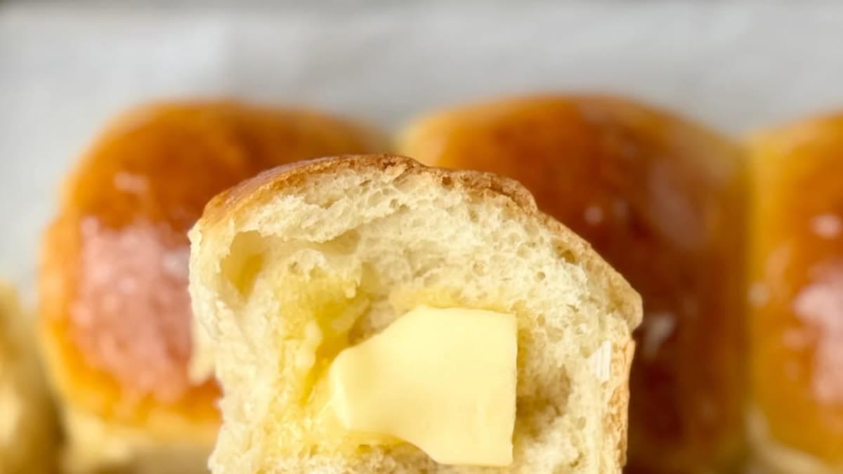 Soft, Fluffy, Buttery Sourdough Discard Dinner Rolls – 50-Minute Recipe