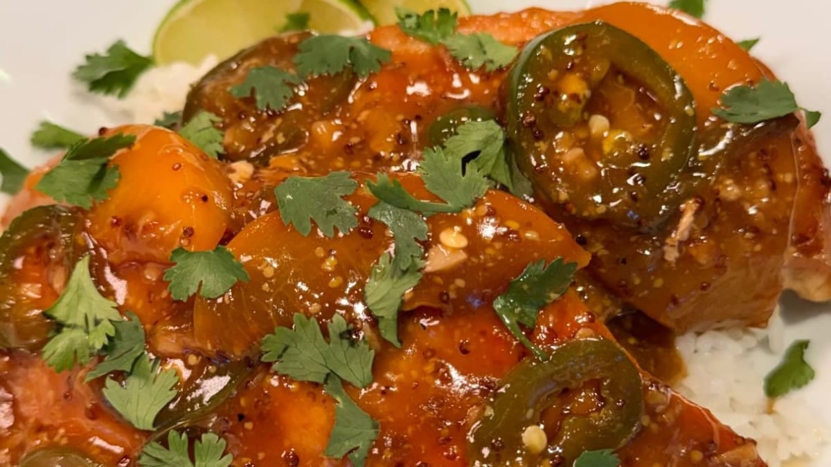 Peach & Jalapeño Glazed Chicken – 30-Minute Recipe