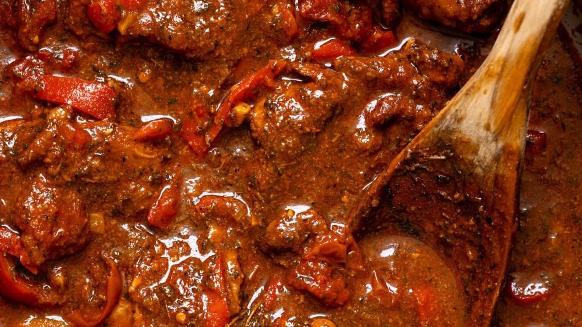 Jamaican Brown Stew Chicken – 75-Minute Recipe