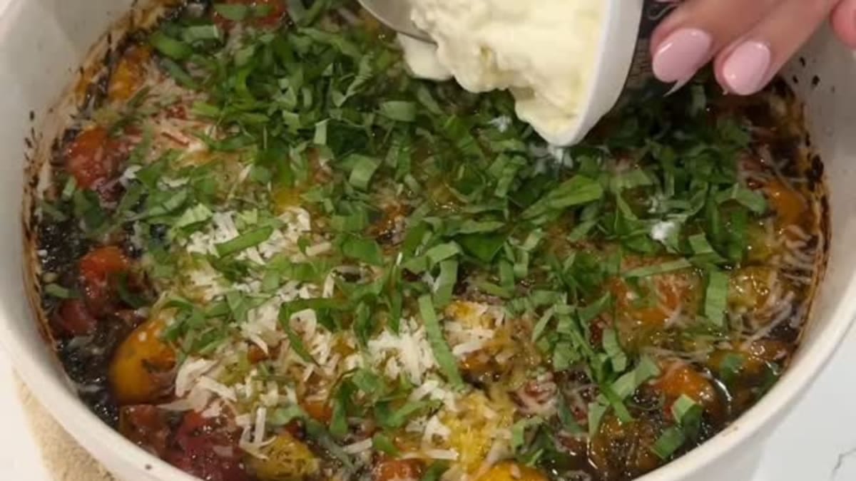 Roasted Tomato Burrata Dip with Garlic Bread Crostinis Recipe