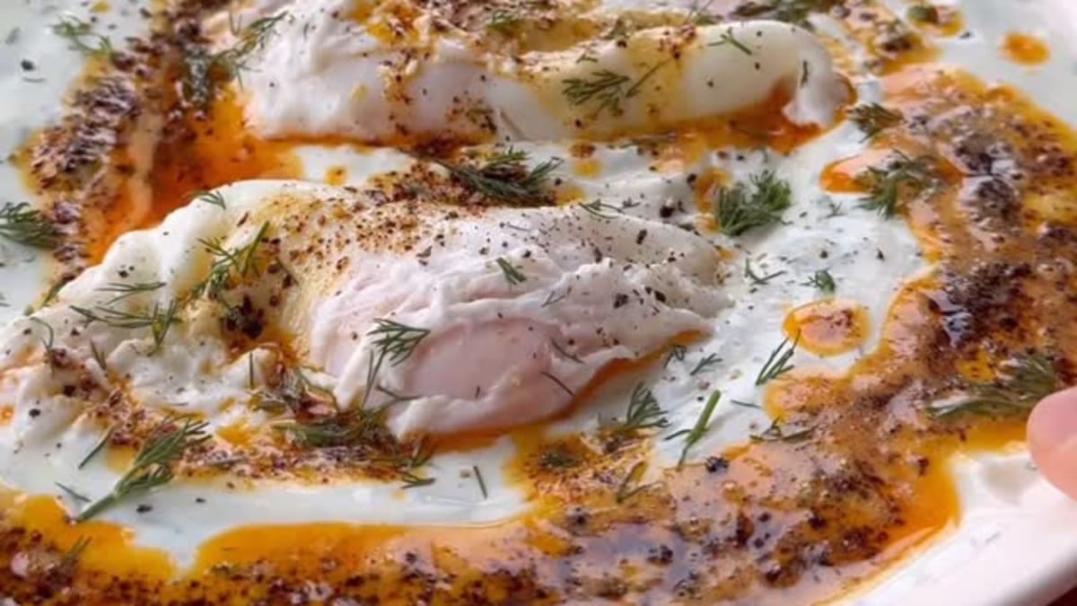 Turkish Eggs (Cilbir) – 15-Minute Recipe