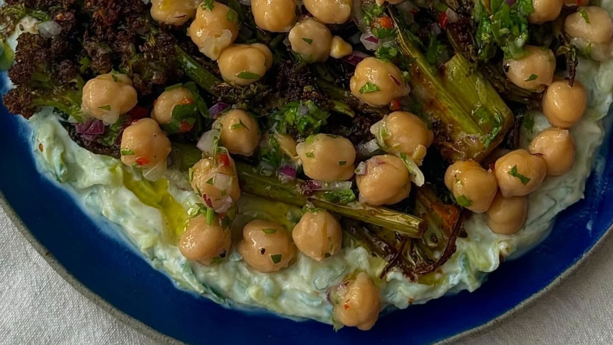 Tzatziki, Roasted Broccoli & Marinated Chickpeas – 35-Minute Recipe