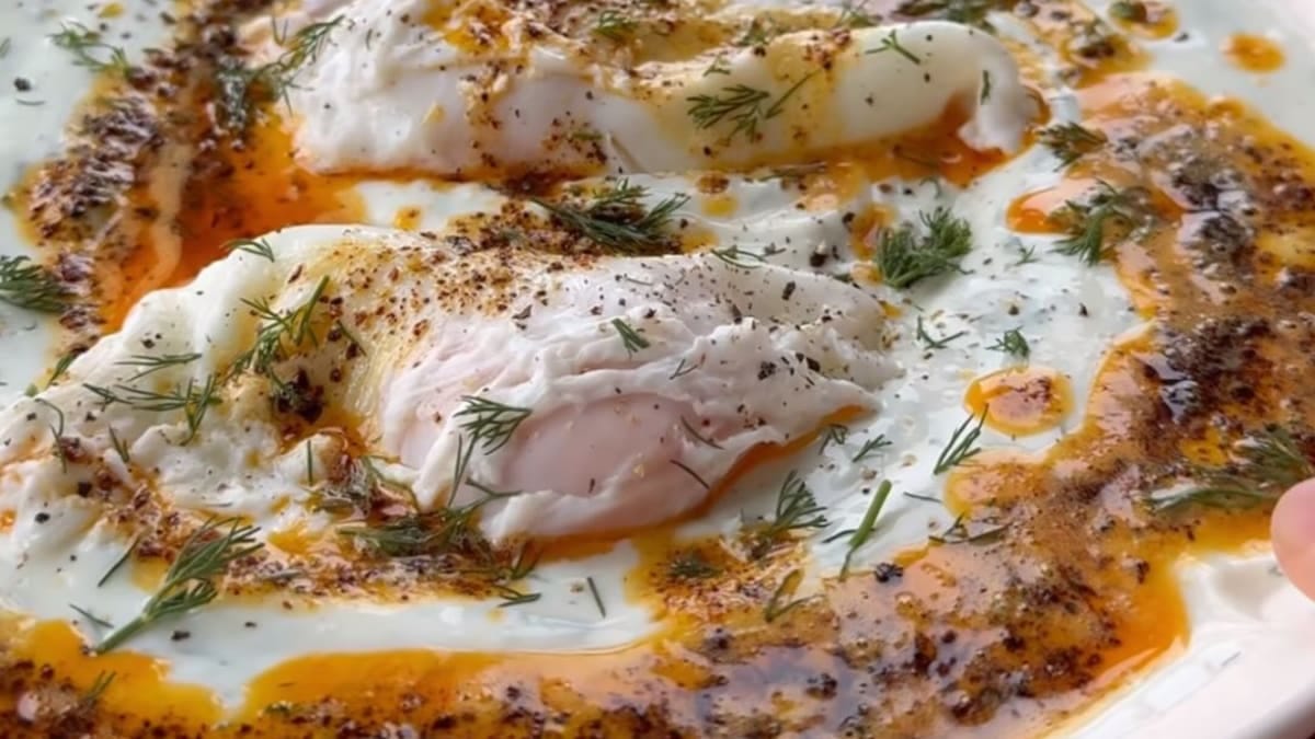 Turkish Eggs (Cilbir) – 25-Minute Recipe