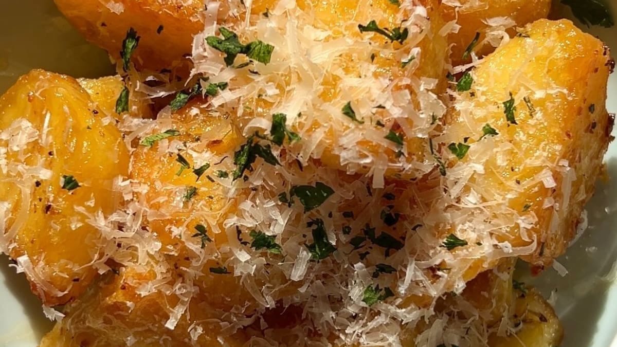 Crispy Honey Garlic Rosemary Roast Potatoes – 60-Minute Recipe