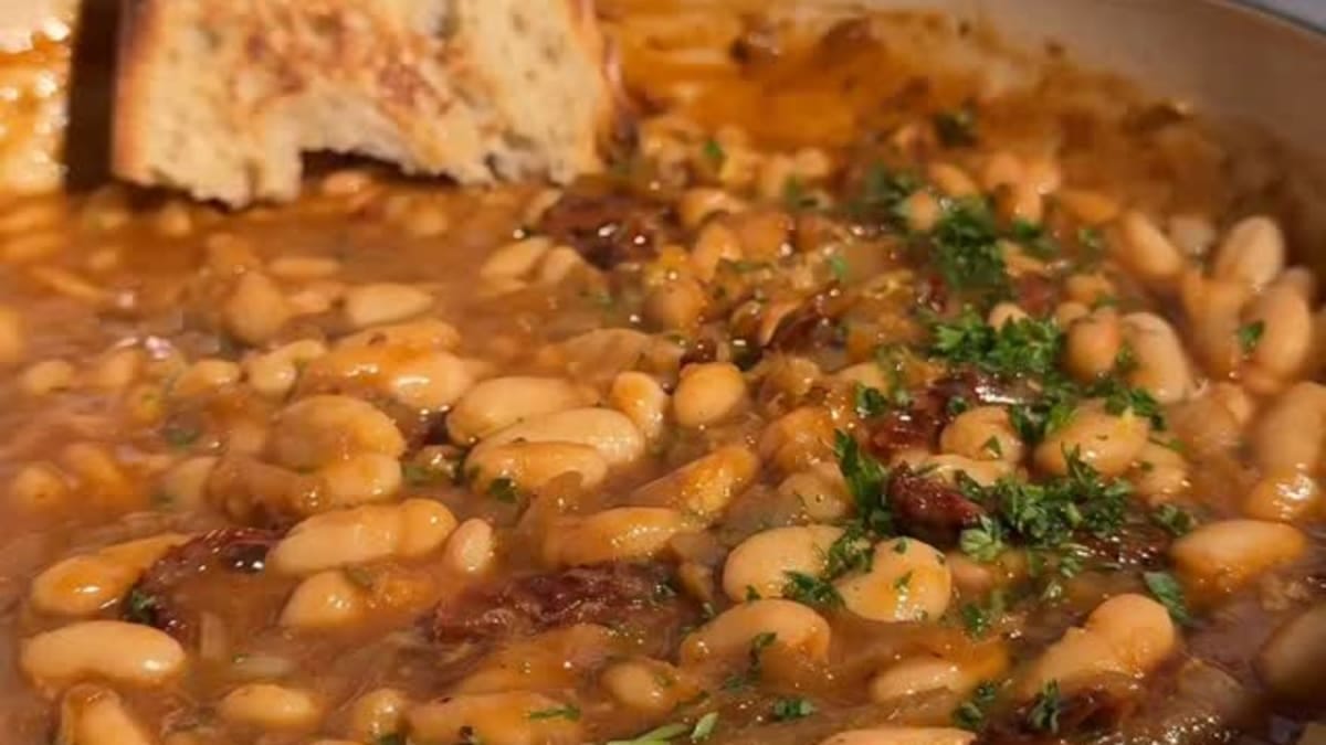 Caramelized Onion & Sundried Tomato Butterbeans – 35-Minute Recipe