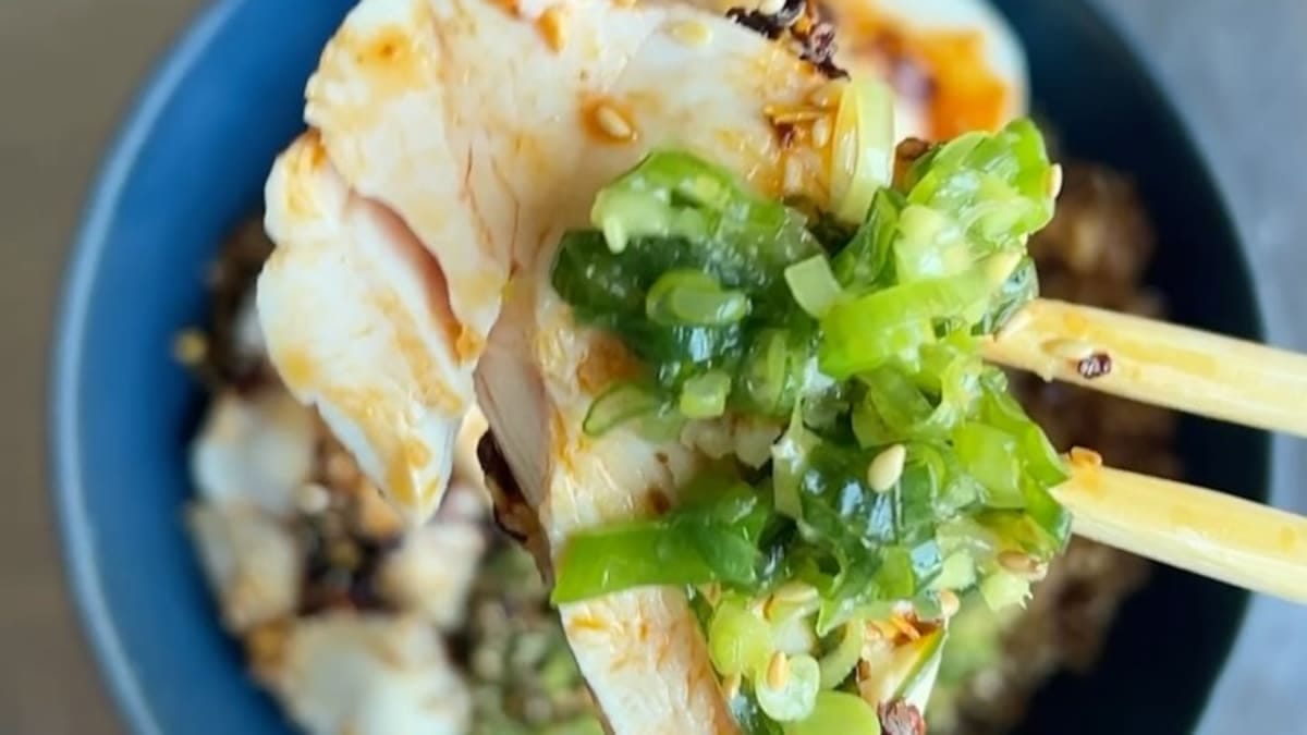Poached Chicken with Garlic Rice – 50-Minute Recipe