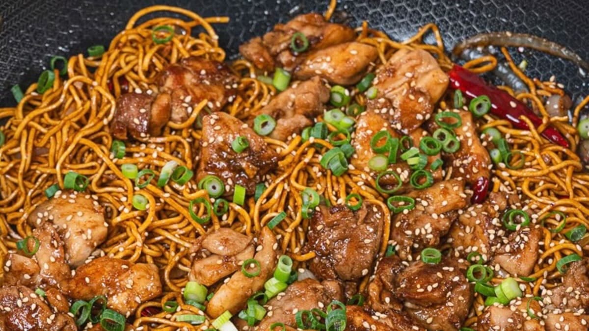 General Tso Chicken Chow Mein – 30-Minute Recipe
