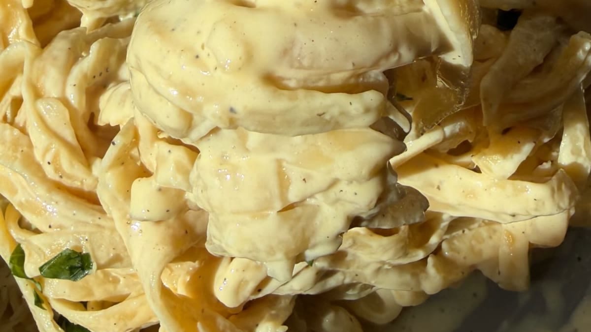High-Protein Alfredo with Hard-Boiled Eggs – 17-Minute Recipe