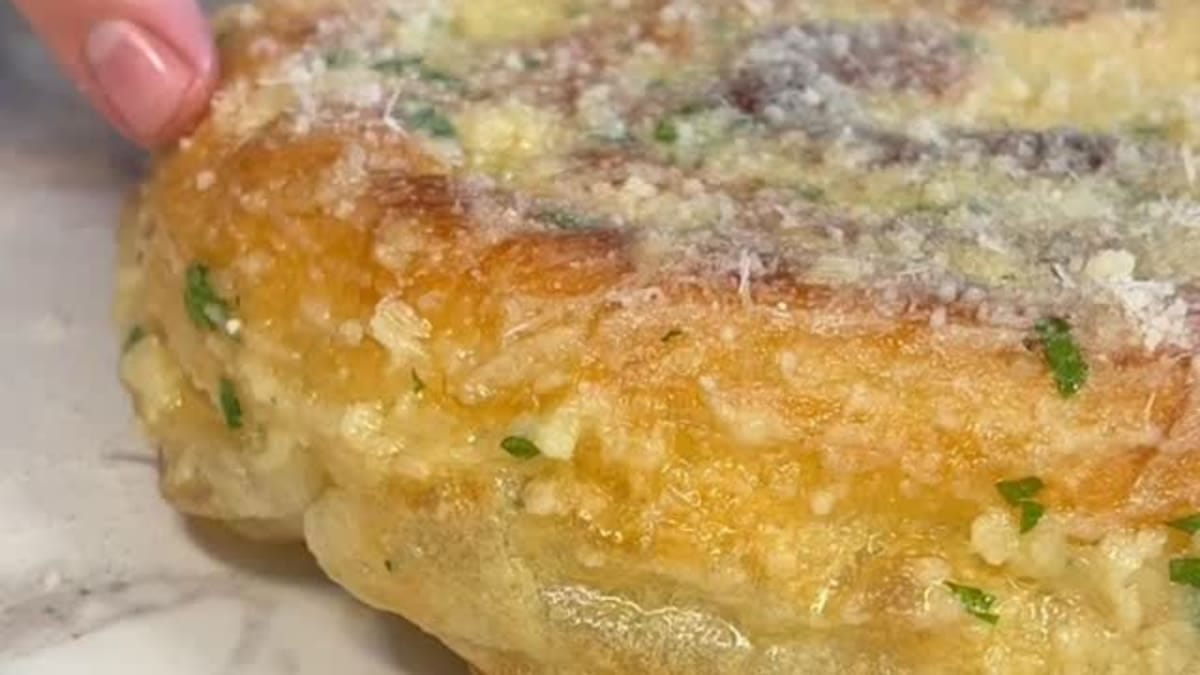 Skillet Garlic Bread – 15-Minute Recipe