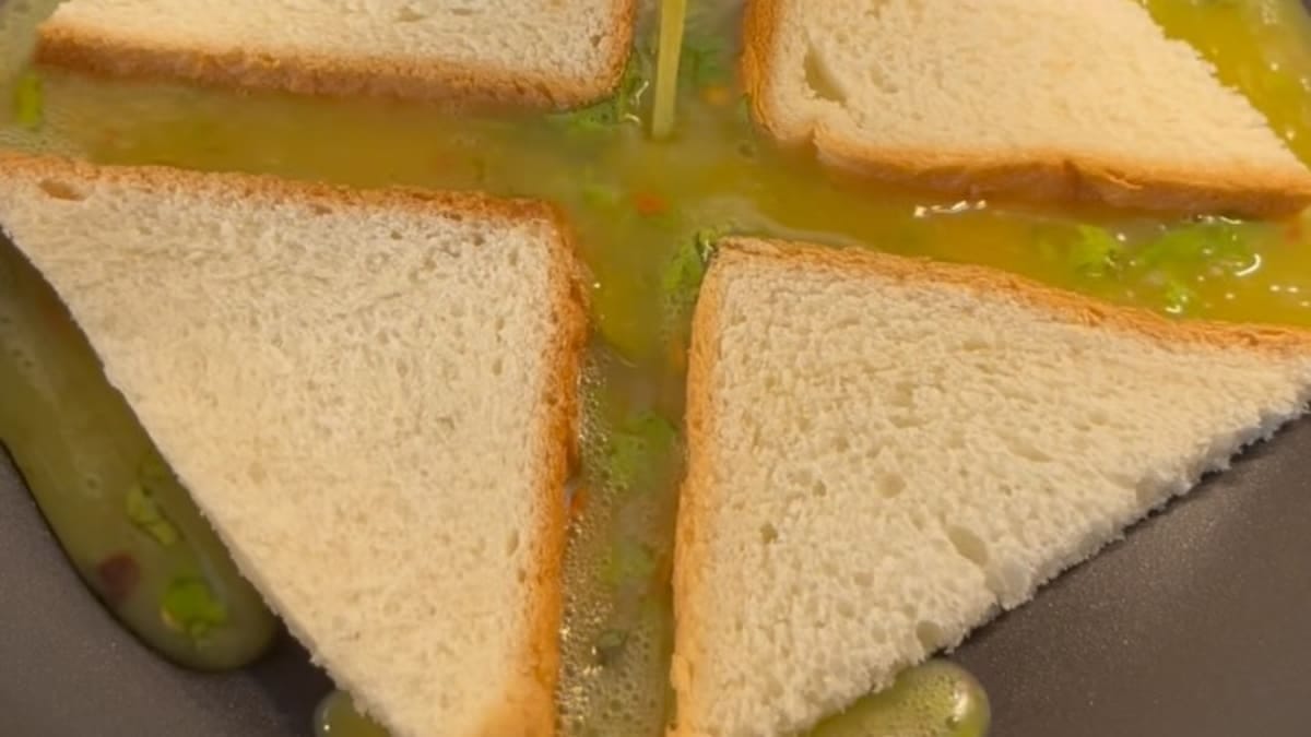 Egg and Cheese Bread Omelette – 10-Minute Recipe